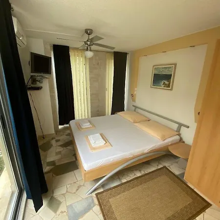 Charmantes Im Pinienwald * Baška Voda