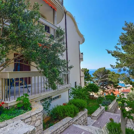 Charmantes Im Pinienwald Baška Voda